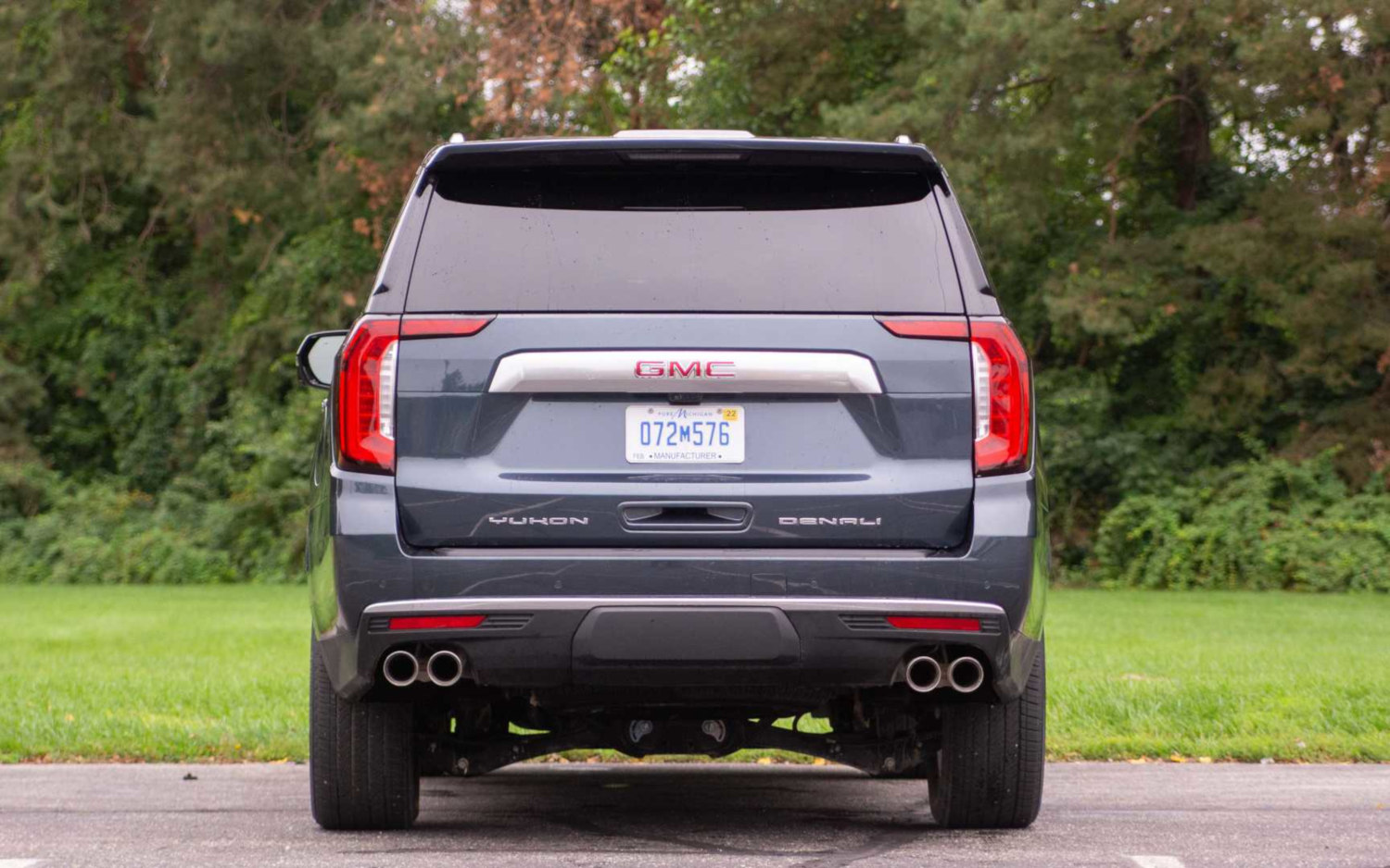 comparison-gmc-yukon-denali-2021-vs-ford-expedition-king-ranch-2020-suv-drive